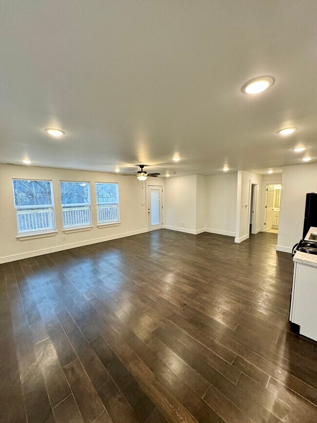 Building Photo - 1119 Woodlawn B - 1 Bed/1 Bath- All New