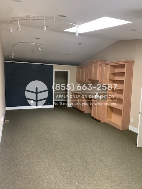 Building Photo - 9064 NE 33rd St