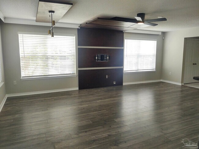 Foto del edificio - 6351 Cottage Woods Dr