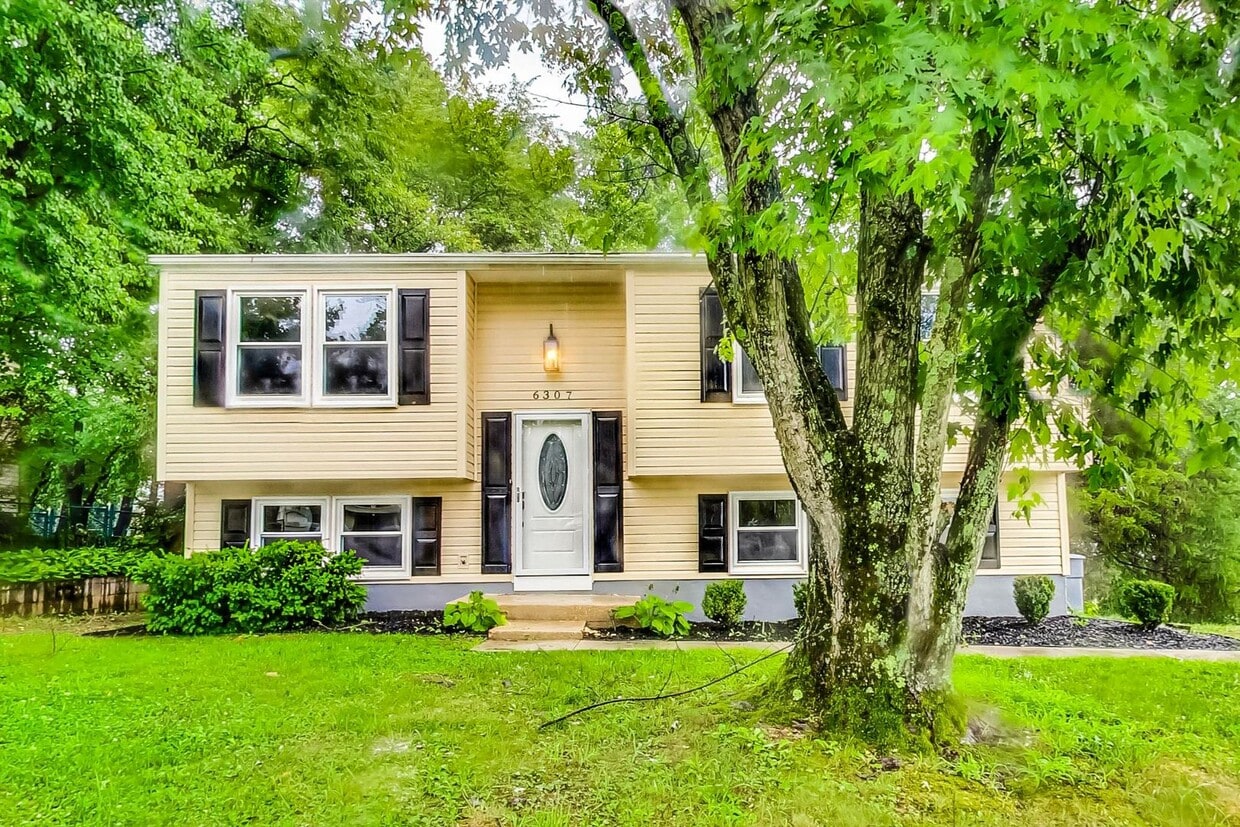Primary Photo - Charming Split Foyer in the Heart of Clinton MD!