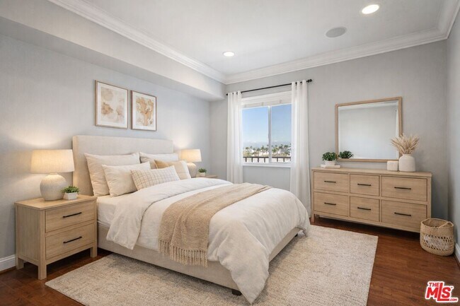 Building Photo - 1115 S Elm Dr