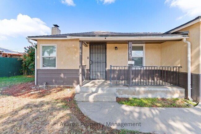 Building Photo - Fresno Mayfair District - 4 Bedroom Home  1 Year Lease
