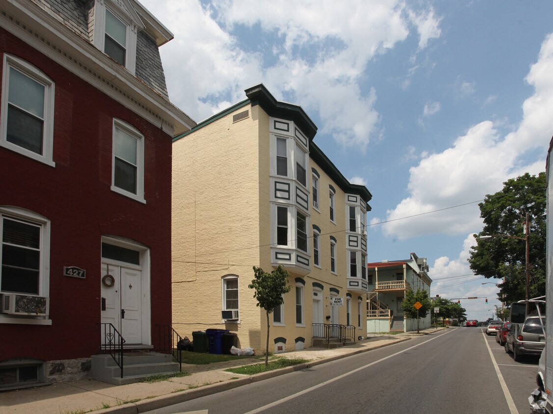 Building Photo - 429 N Locust St