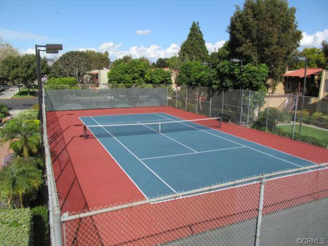Una de las cuatro canchas de tenis - 1030 W MacArthur Blvd