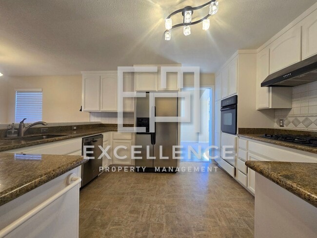 Foto del edificio - Spacious 4/3 2408SF, Large Yard, New Carpets, Pets Negotiable, Community Pool and Play Area