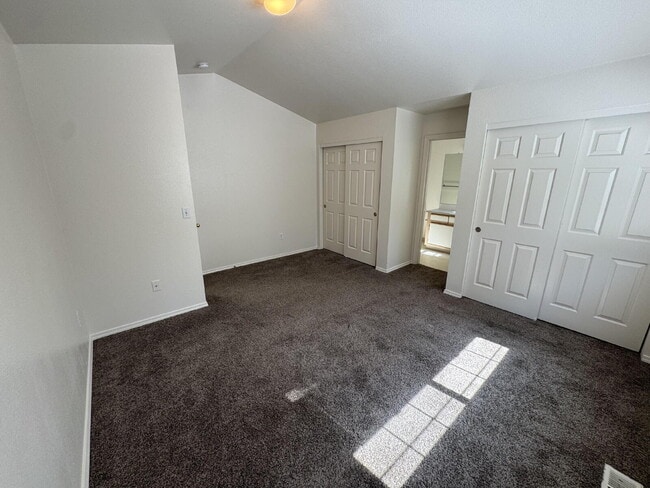 Building Photo - 3 bedroom, 2.5 bath Townhouse