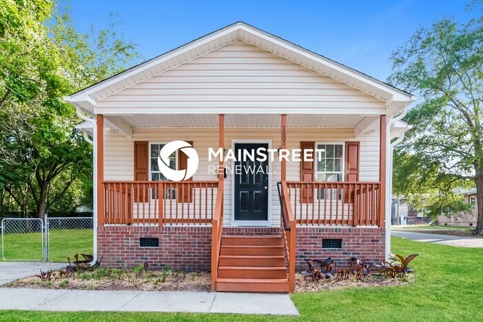 Foto principal - 4 Bedroom Pet-Friendly Home in Selma, NC w...