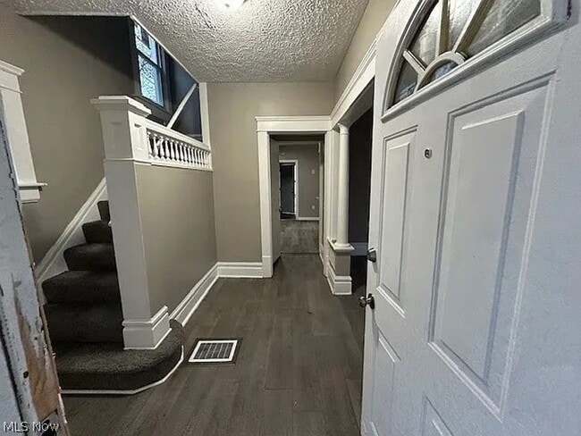 Foto del edificio - Spacious 4-Bedroom Home in Cleveland