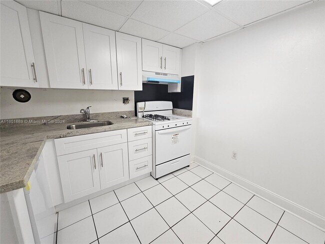 Building Photo - 13120 SW 92nd Ave