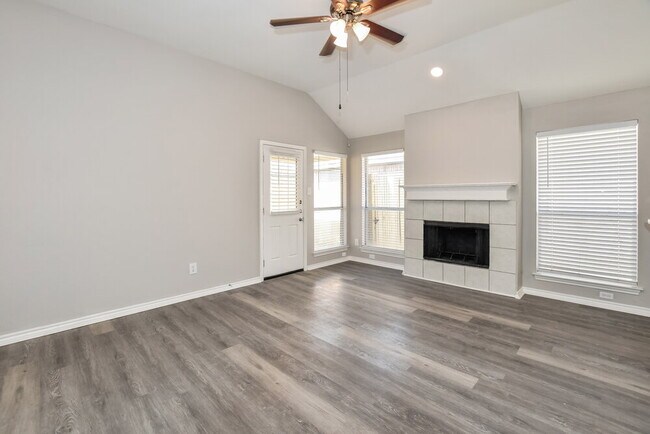 Foto del edificio - 717 Rockett Ln