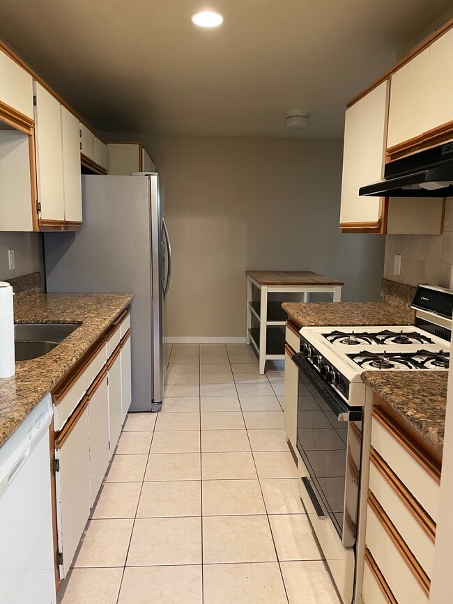 Kitchen - 19400 Wyandotte St