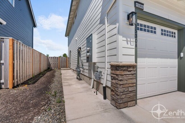 Building Photo - 1530 NW 29th Pl