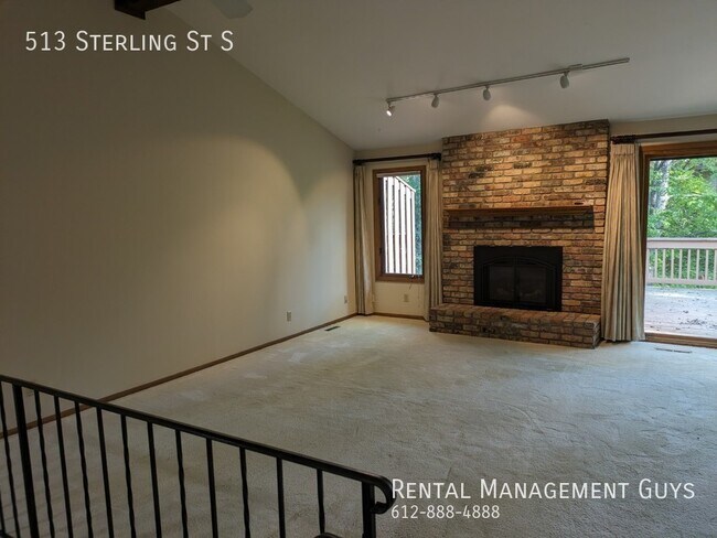 Building Photo - Awesome Townhome in Maplewood! Community P...