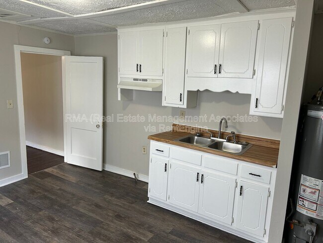 Foto del edificio - 1048 W College St Ext