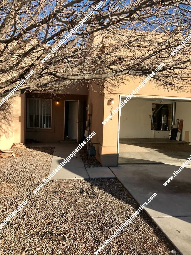 Building Photo - 3 Bedrooms,  2.5 baths Westside!