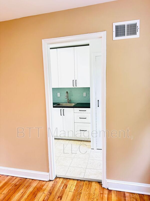 Foto del edificio - 8804 Bradford Rd