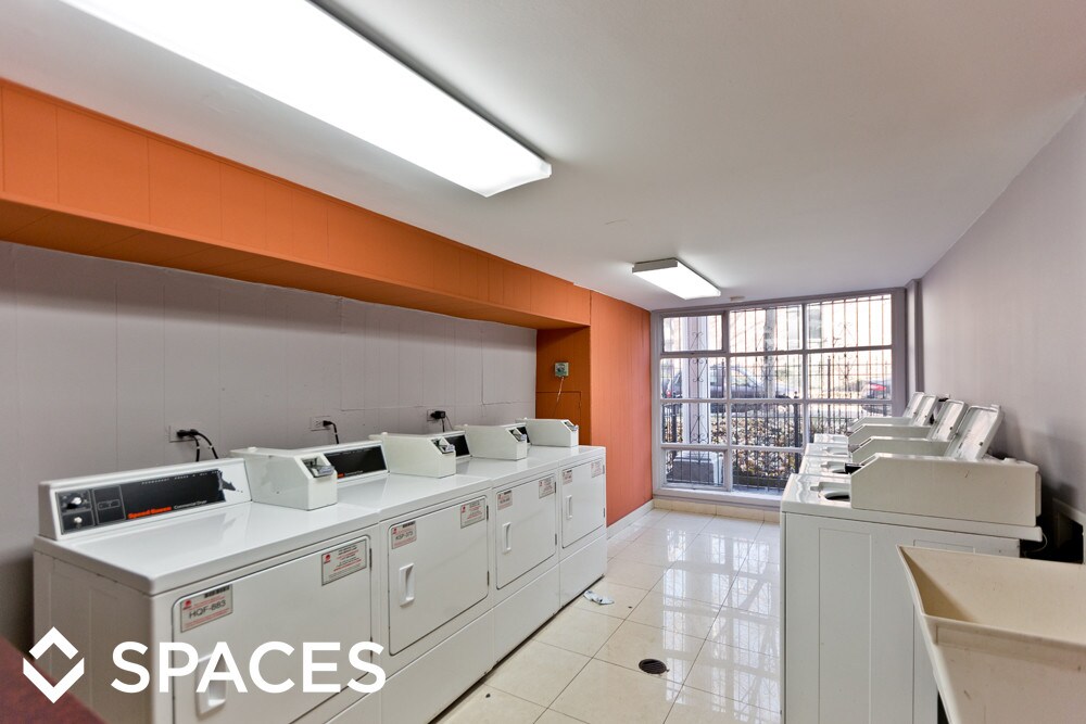 Building Photo - EDGEWATER:  1 BED 1 BATH ELEVATOR BUILDING