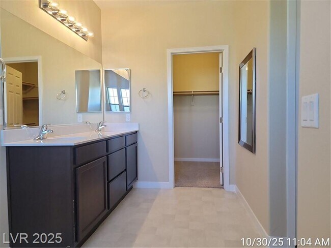 Foto del edificio - Lovely 2 Story Home!