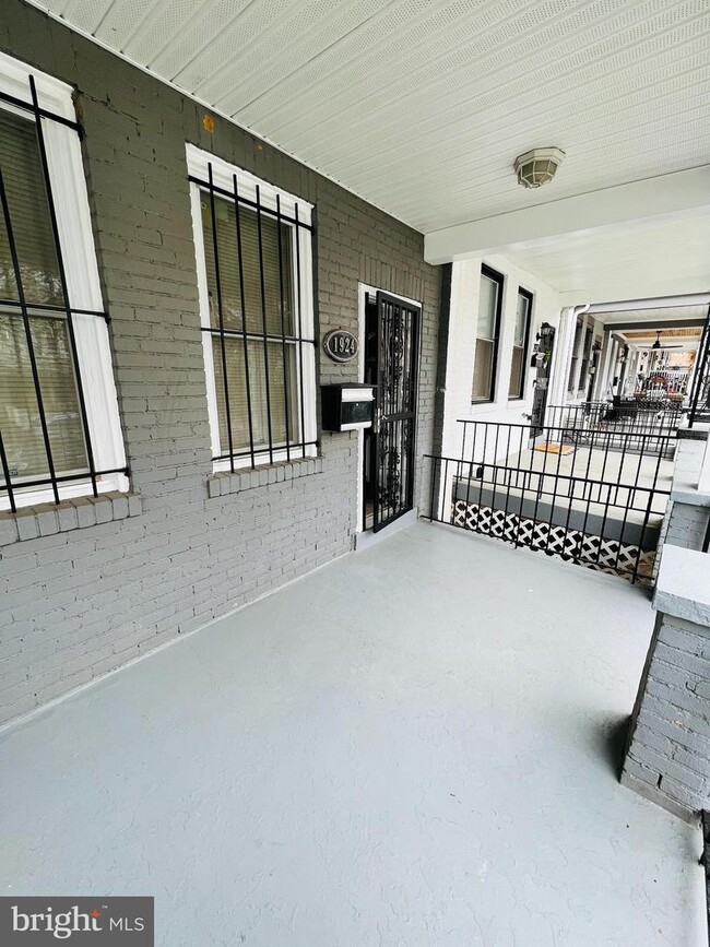 Building Photo - 1924 Bennett Pl NE