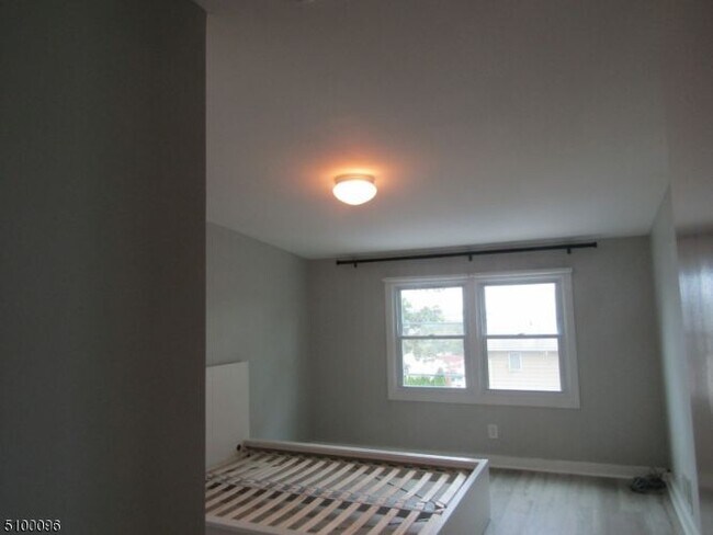 Foto del edificio - 188 Burns Ave