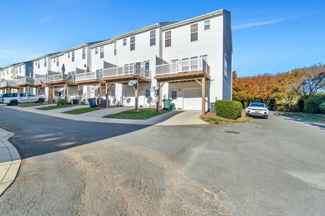 Foto del edificio - 15744 Kensington Palace Ln
