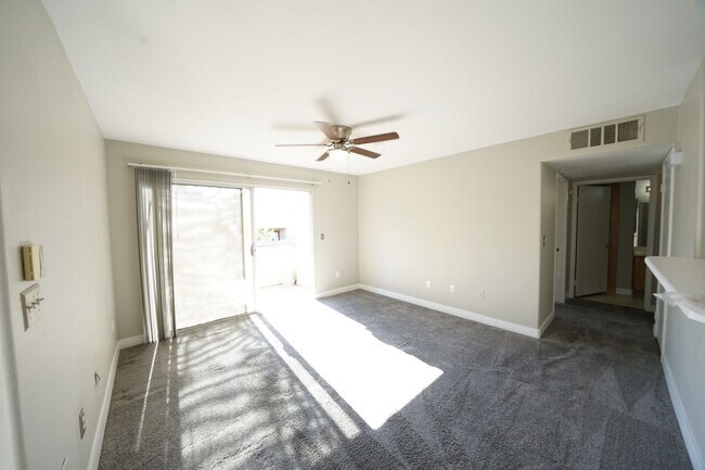 Foto del edificio - 5710 E Tropicana Ave