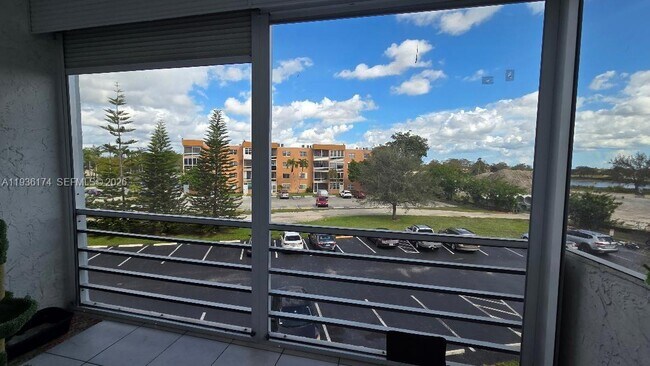 Foto del edificio - 3000 Sunrise Lakes Dr W