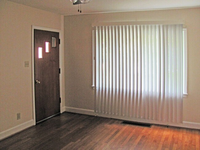 Building Photo - Nice 2 BR Duplex near Southland Drive! HW ...