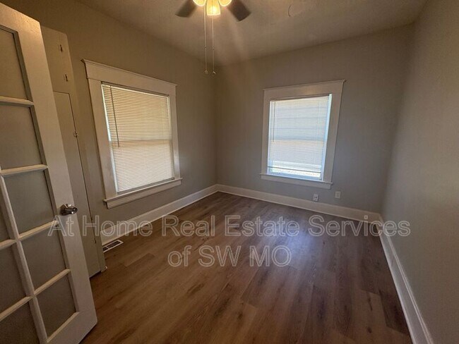 Foto del edificio - 2126 N Johnston Ave