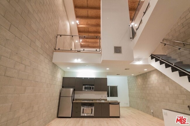 Foto del edificio - 717 Highland Ave