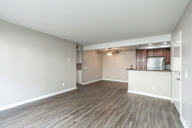 2 habitaciones, 2 baños - 900 pies cuadrados - Sala de estar - Smoketree