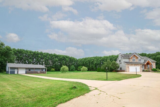 Building Photo - Expansive 6 bedroom home, Baroda