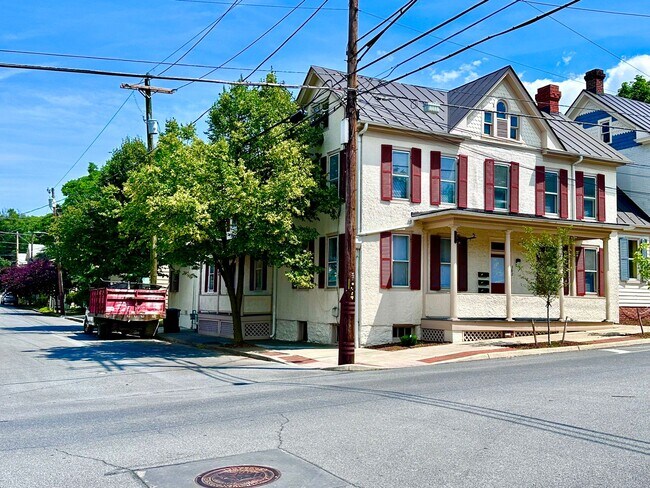 Building Photo - 302 S Cameron St