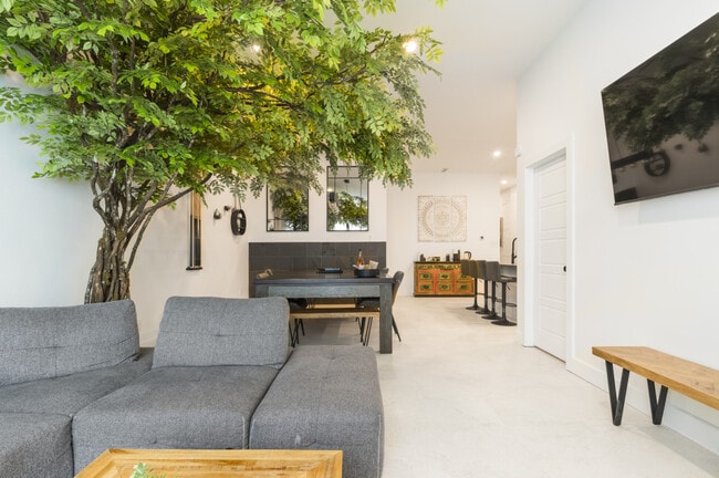 Building Photo - 4107 R. Saint-Denis