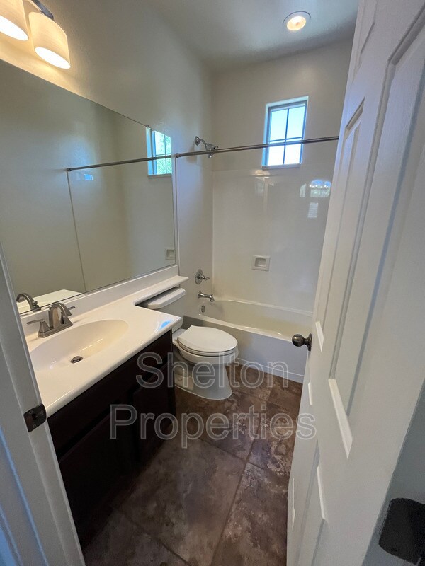 Foto del edificio - 21056 W Court St