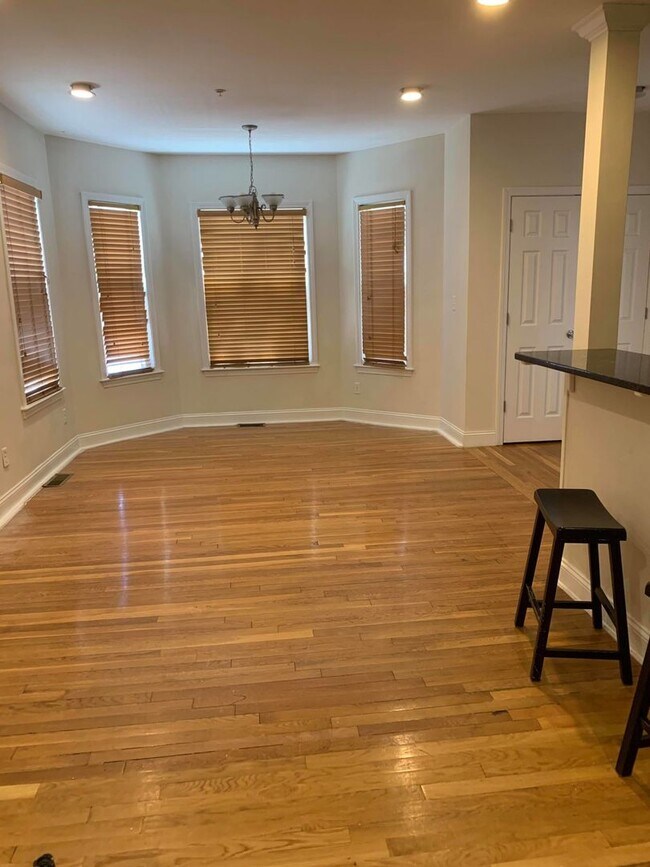 Building Photo - Nice three bedroom in Brookline