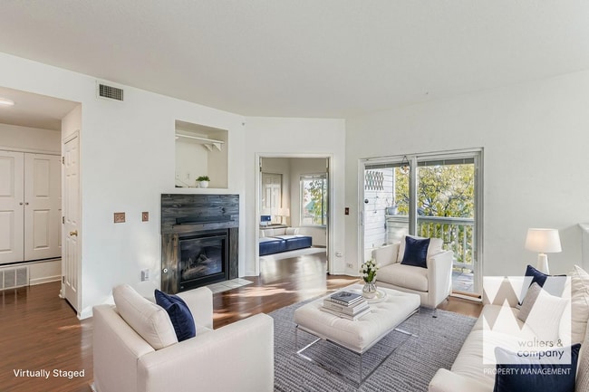 Foto del edificio - Light Filled Top-Floor Unit w/ Covered Parking in Gated Community