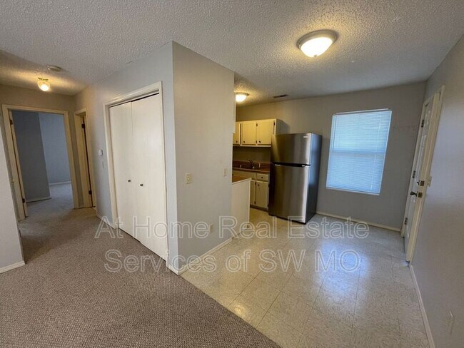 Foto del edificio - 1636 N Benton Ave