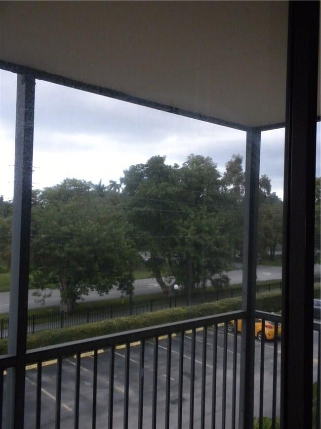 Foto del edificio - 16950 W Dixie Hwy