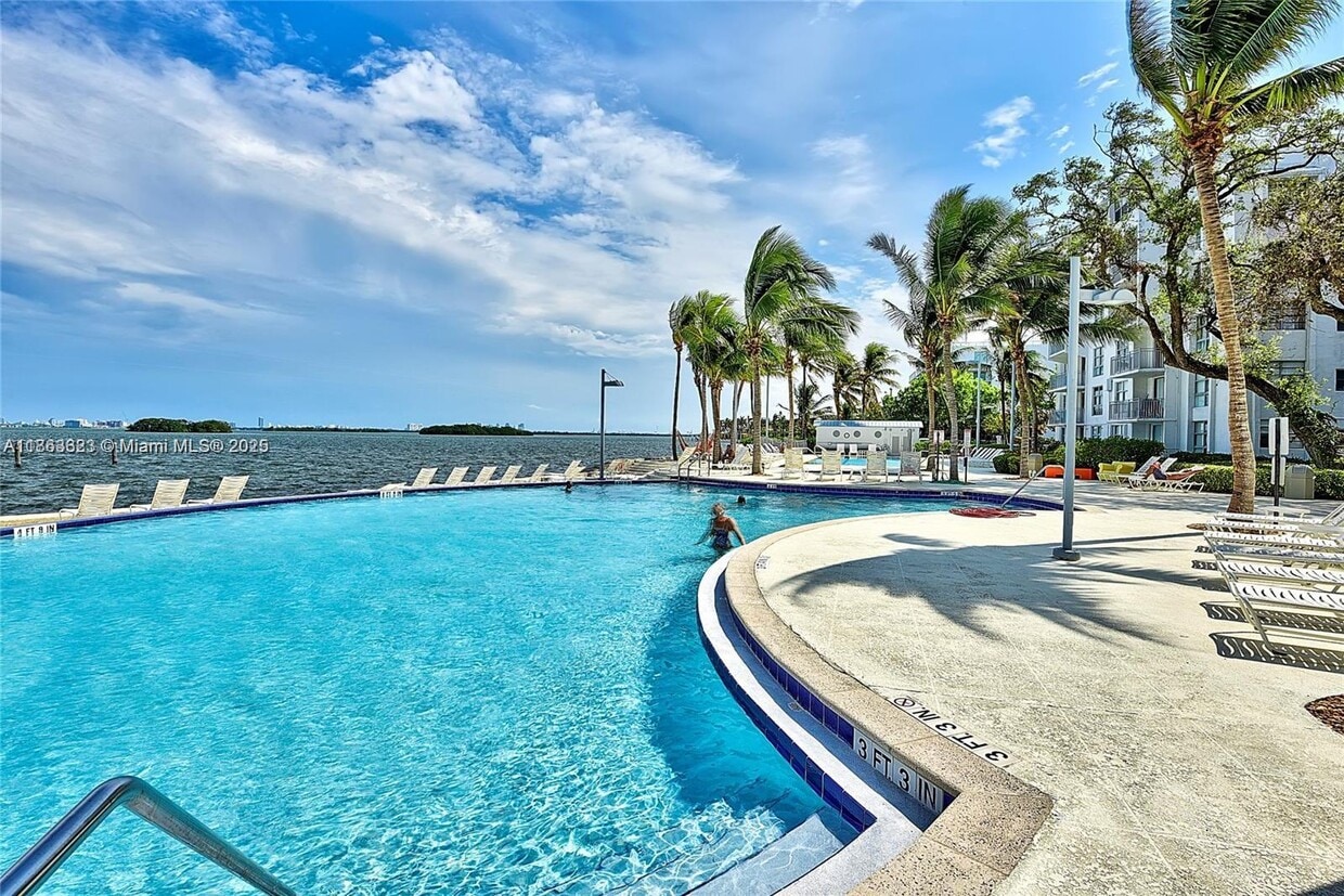 Foto principal - 680 NE 64th St