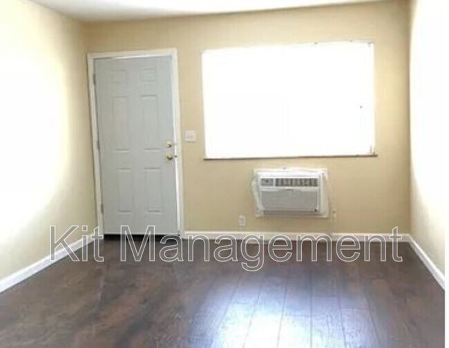 Foto del edificio - Charming 1-Bedroom Near West Laskey – Cozy, Convenient, and Affordable at $675 / $99 Move In Special
