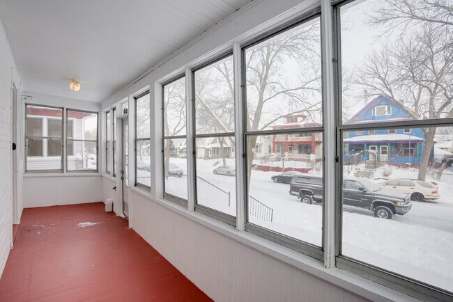 Foto del edificio - 4BD 2BA House. Refurbished, large house, great location available JUNE 1ST.