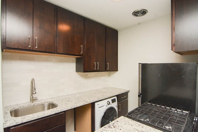 Foto del edificio - 450 W Barry Ave