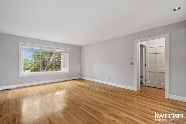 Foto del edificio - 42266 Woodward Ave