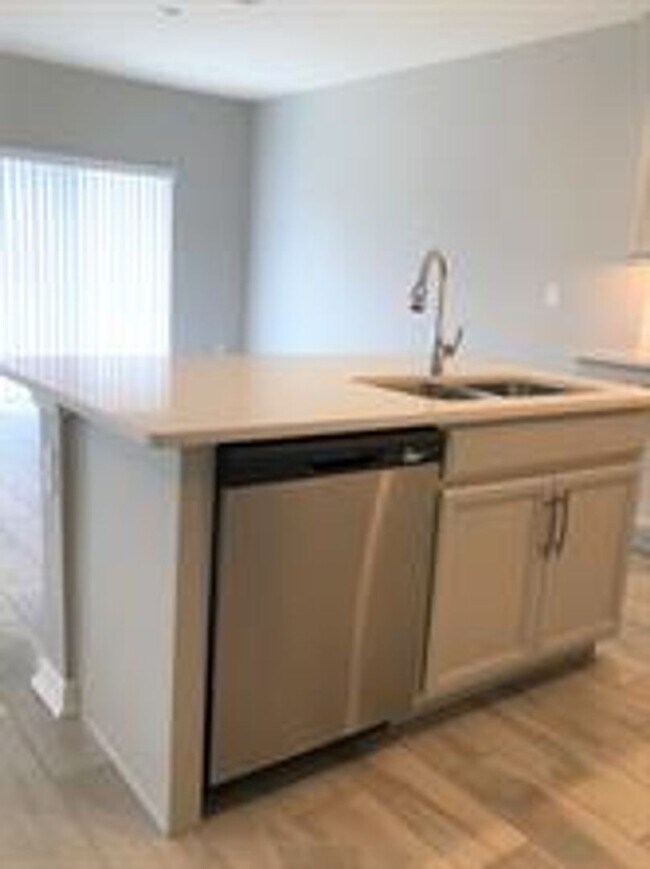 Building Photo - 4 Bedroom / 3 Bath End-Unit Townhome in the Towns at White Cedar!