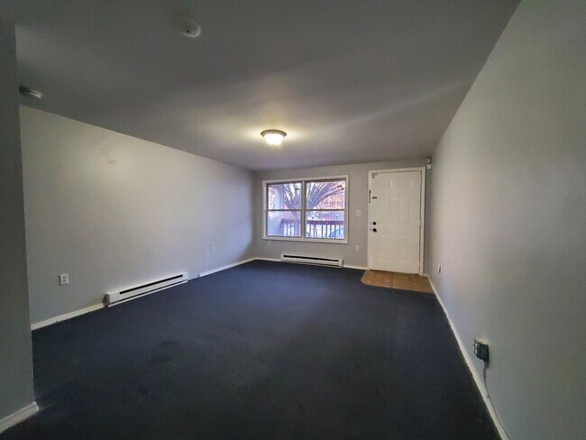 Building Photo - 371 Whiton St
