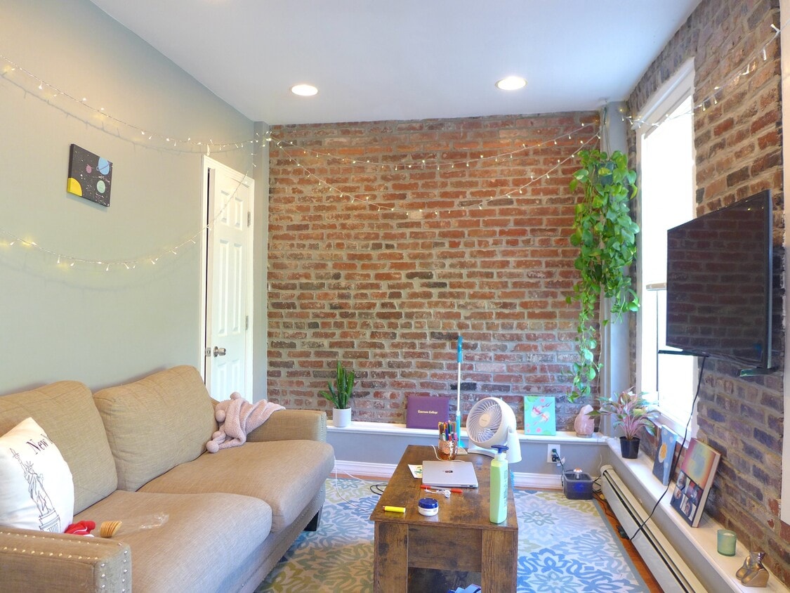 Primary Photo - 14 Anderson St