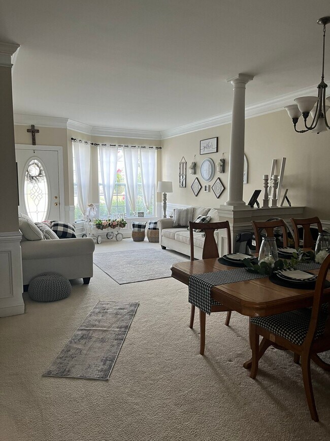 Sala de estar y comedor - 237 Westbrook Dr