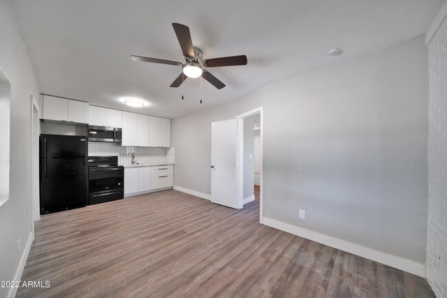 Building Photo - 6 E Linda Ln