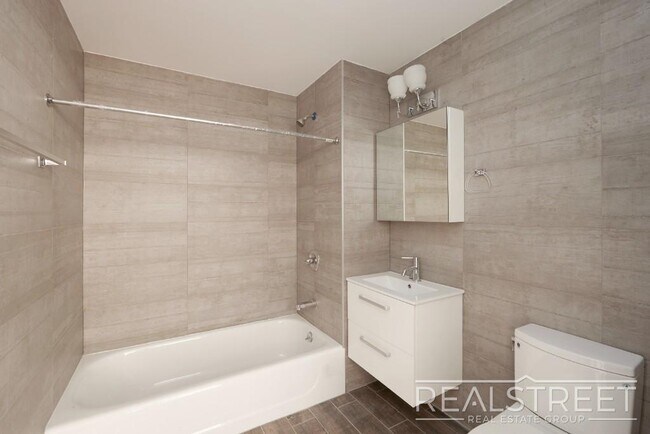 Foto del edificio - LUXURY 3 BR in Queens!